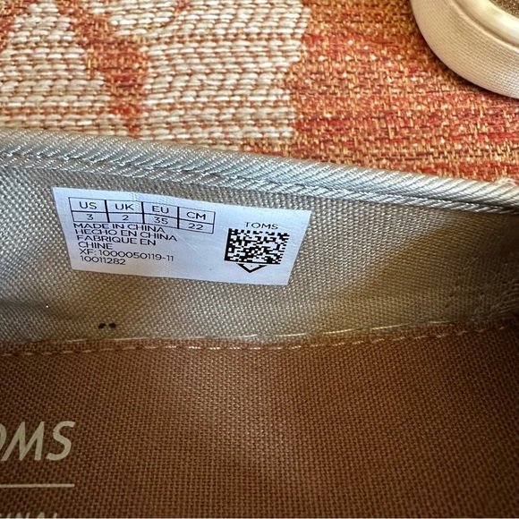 🌟3/$20🌟 GIRLS Gold Glitter Toms size 3 - Picture 4 of 6